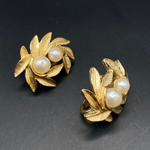 Vintage AVON Faux Pearls Gold Tone Earrings Textured Leaf Clip On NWOT - Picture 2 of 5